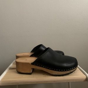 Swedish Hasbeens black leather clogs
